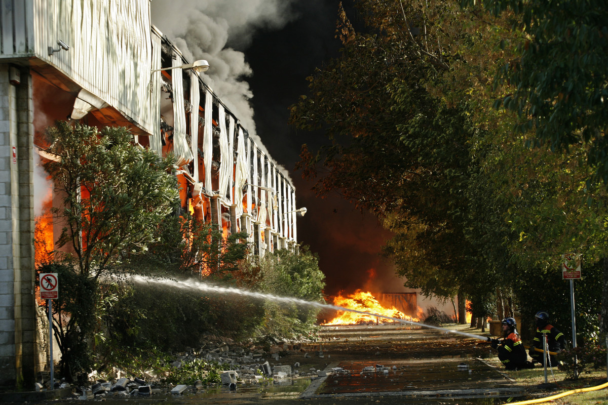 Un devastador incendio arrasa la nave de la fábrica cordelera Chicolino. Gonzalo Salgado