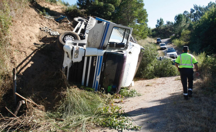 Un camión sufre un pinchazo y se despeña por un terraplén de 10 metros en la variante de Caldas