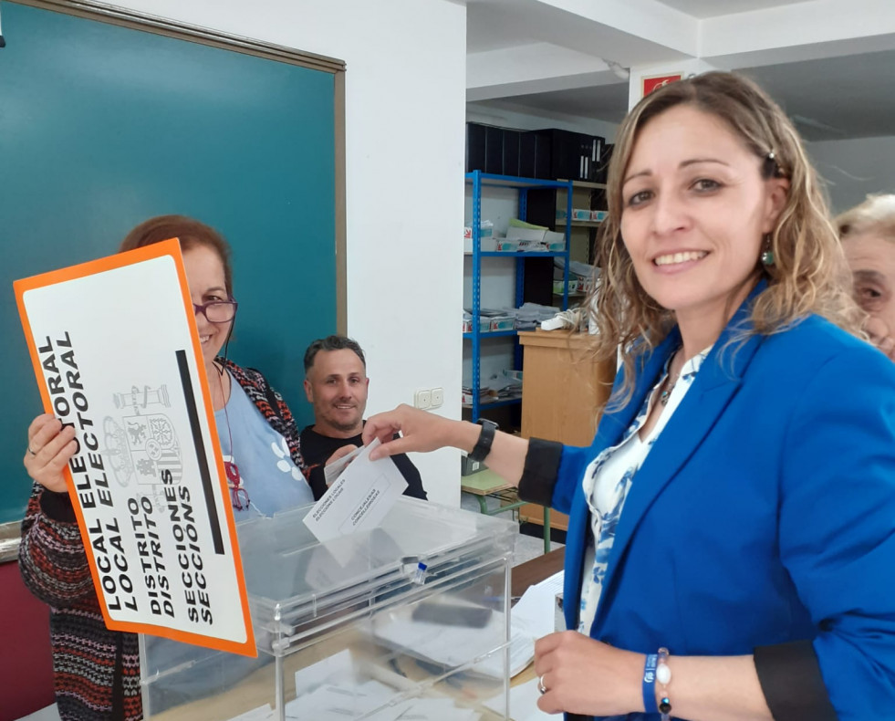 La candidata del PP de Cuntis, Isabel Couselo, votó en el centro ocupacional de A Ran