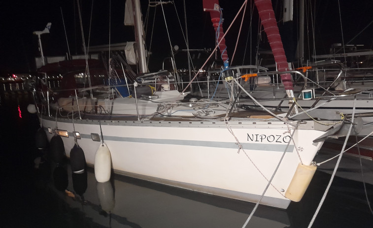 Cruz Roja remolca hasta Ribeira un velero francés con daños en el timón tras un ataque de orcas