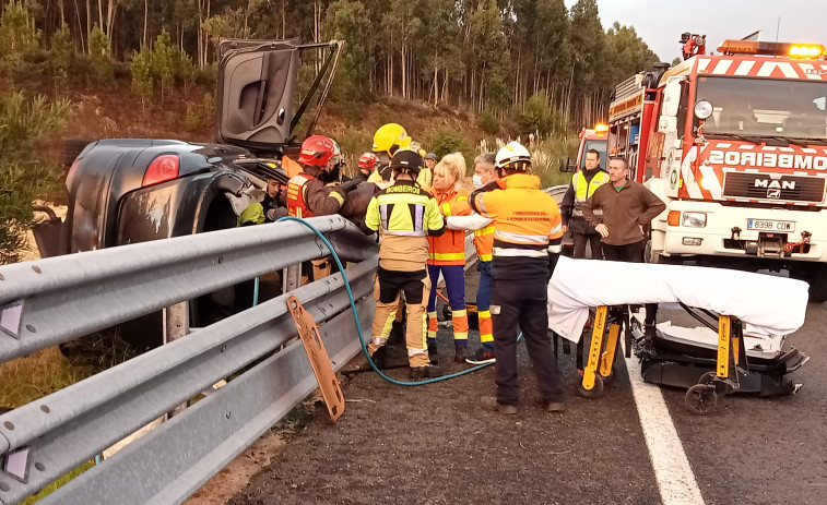 Rescatado un conductor atrapado en su coche tras dar vueltas de campana en la Autovía do Barbanza, en A Pobra