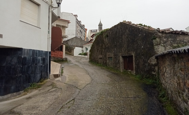 Ribeira adjudica servicios básicos y pavimentos en Rúa da Cambra y en Sirves con bajas del 20,5% y 17%