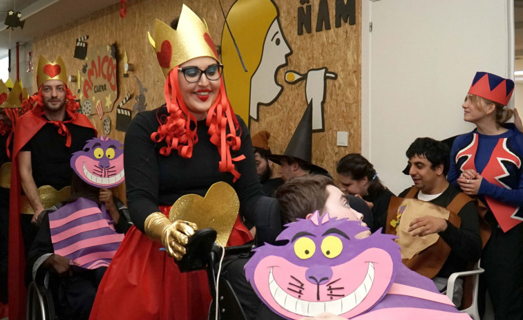 Un Carnaval de Amicos con disfraces de personajes de cuentos y cine y peculiares superhéroes