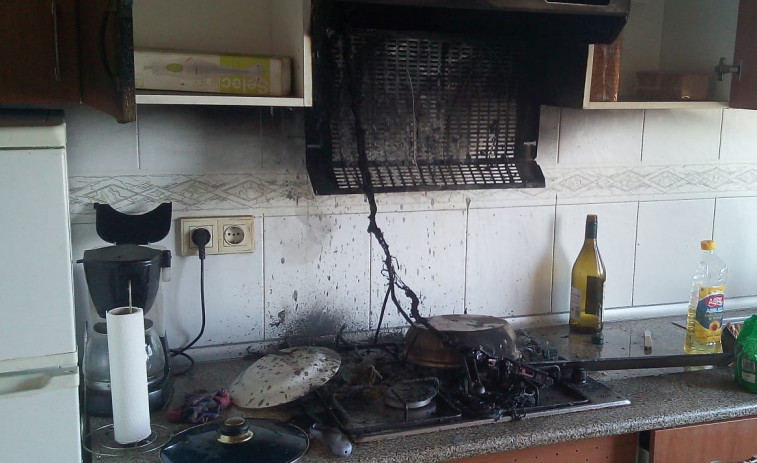 Una sartén al fuego de una cocina causó el incendio de una campana extractora en un céntrico piso de Ribeira