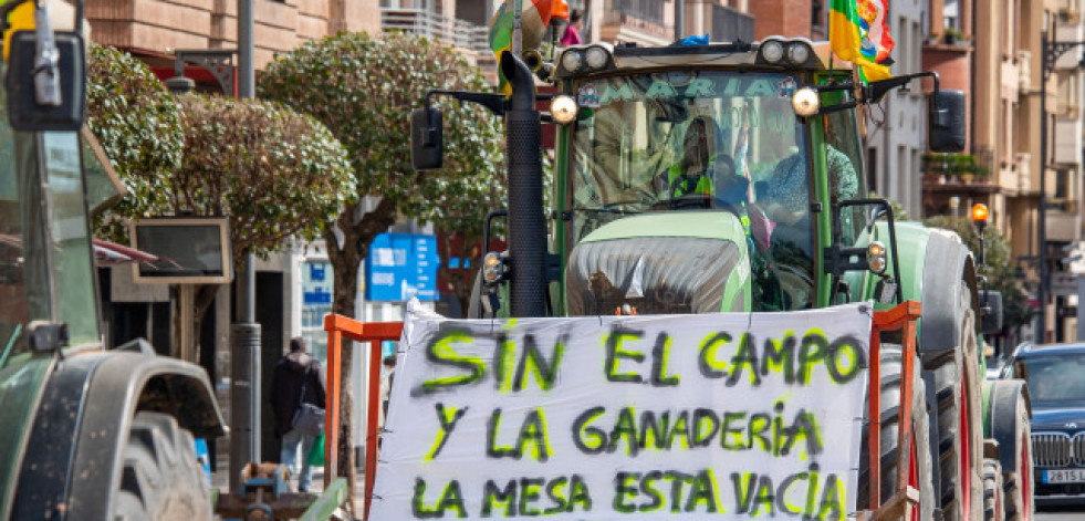 Bruselas ofrece propuestas al campo mientras los agricultores mantienen el pulso de las protestas