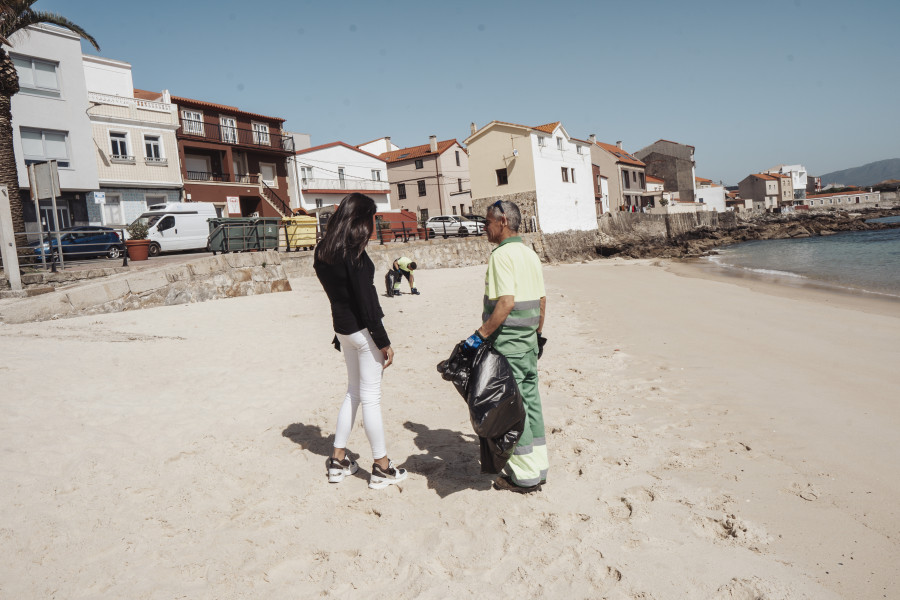 Ribeira limpia y acondiciona sus playas ante la llegada de turistas por Semana Santa