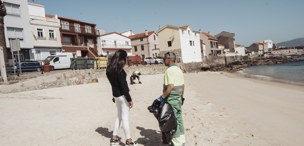 Ribeira limpia y acondiciona sus playas ante la llegada de turistas por Semana Santa