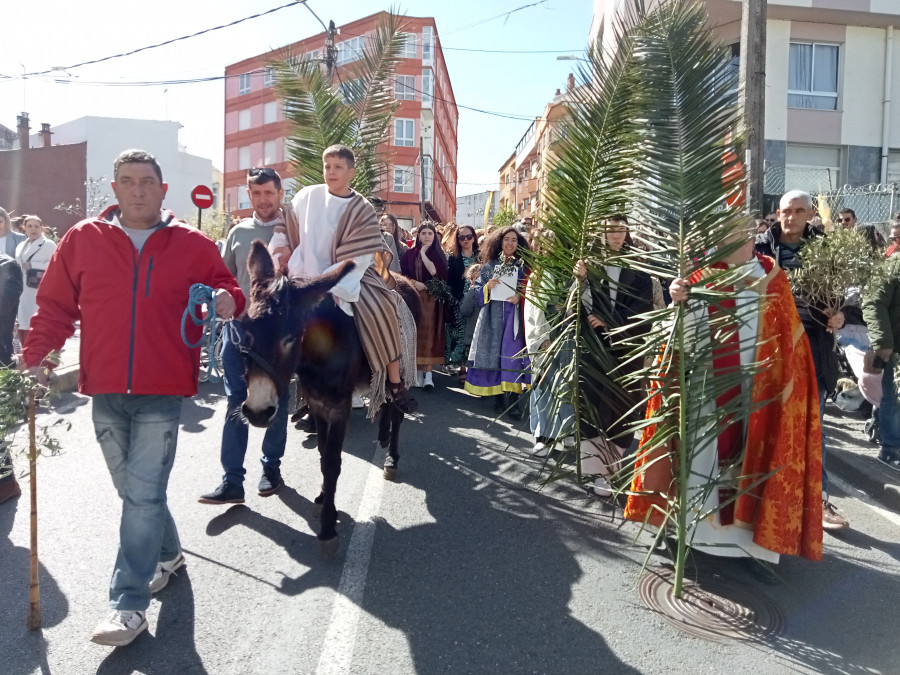 Arranque por todo lo alto de la Semana Santa en Ribeira con La Borriquita y la bendición de ramos y palmas