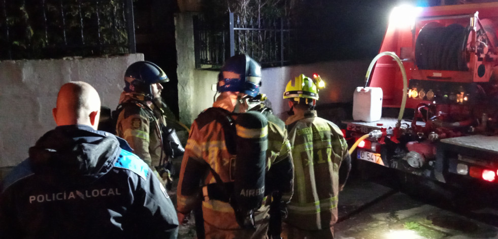 Un incendio afecta a una vivienda situada en la Rúa Porto Novo, en la parroquia de Castiñeiras, en Ribeira