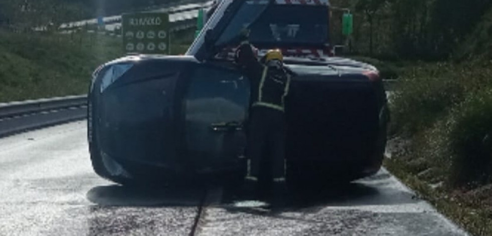 Un coche acaba volcado tras salirse de la vía en la Autovía do Barbanza, en Rianxo