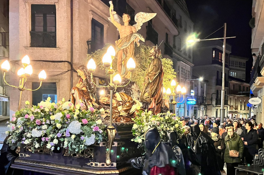 El Paso de Jesús en el Huerto de los Olivos en Ribeira es la única procesión que salió en O Barbanza pese a la adversa meteorología