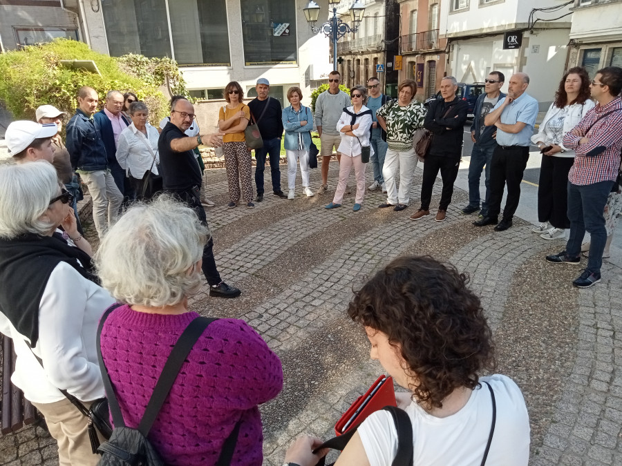 Unas 30 personas visitan el cruceiro de Entre Vilas, Casa da Cadea y consistorio por lo que significan para el patrimonio de A Pobra