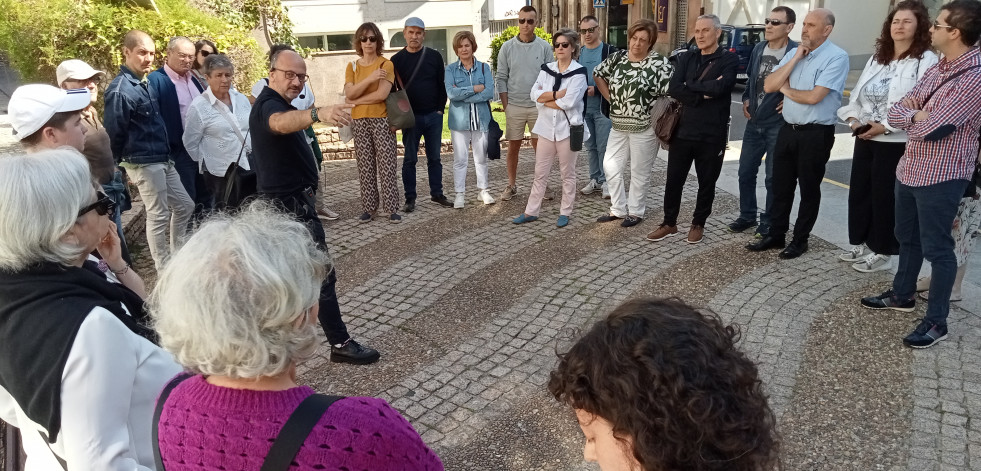Unas 30 personas visitan el cruceiro de Entre Vilas, Casa da Cadea y consistorio por lo que significan para el patrimonio de A Pobra