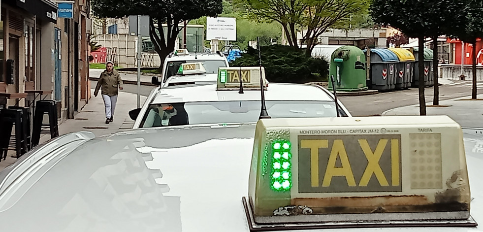 El Gobierno local y el sector del taxi de Ribeira consensuaron una normativa que regule ese servicio público