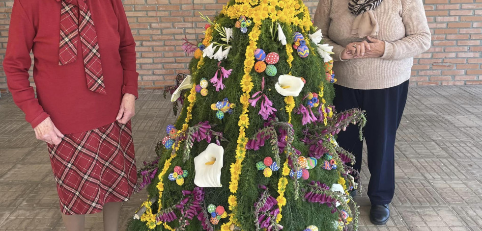 Vellos Tempos celebra la Festa dos Maios con composiciones florales y tradicionales coplas