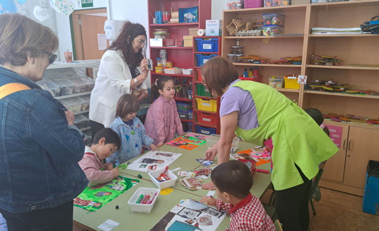 Repartido entre los niños de las escuelas infantiles de A Pobra diverso material para colorear sobre Luisa Villalta