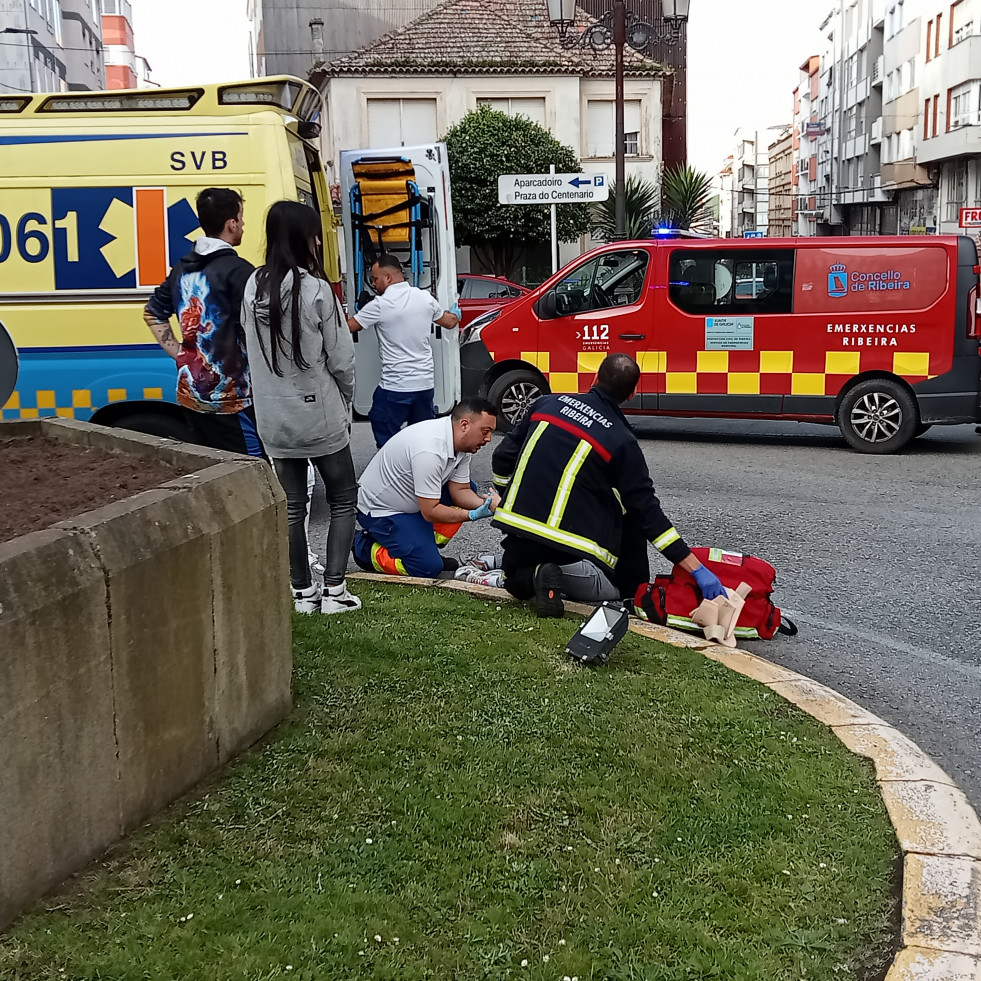 Herida una mujer al ser atropellada cuando atravesaba por medio de una rotonda en Ribeira