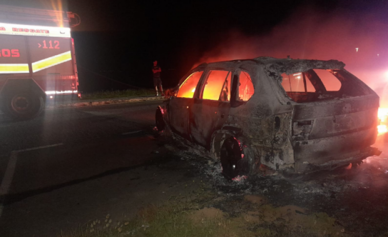 Un incendio calcina un coche de gama alta y tres contenedores en el lugar de Cabío, en A Pobra